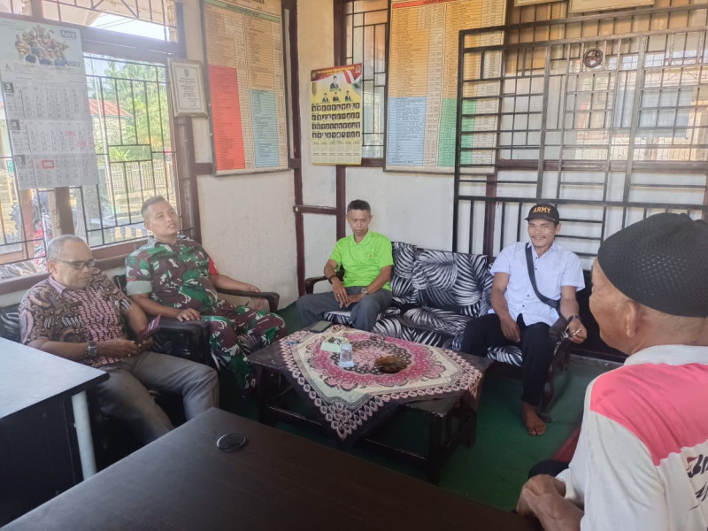 Aktif Komsos Bersama Perangkat Kelurahan Menjadikan Hubungan Kerja Antara Babinsa dan Aparat Desa Semakin Solid