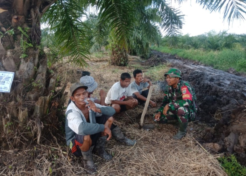 Tingkatkan Sinergitas Babinsa Koramil 05/Gas  Koptu Suriyadi Laksanakan Giat Komsos di Wilayah Binaan
