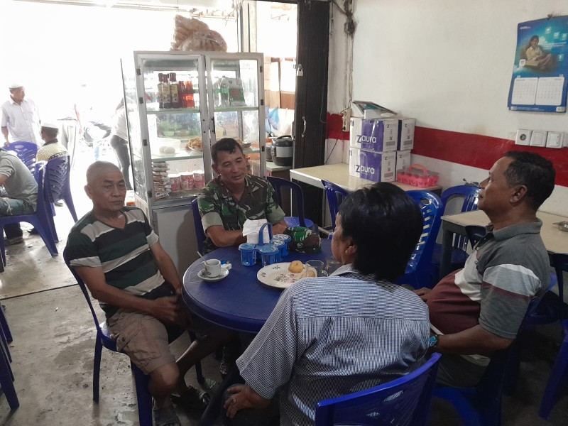 Babinsa Koramil 07/Reteh Laksanakan Komsos Bersama Masyarakat Sungai Undan