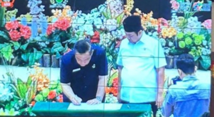 Ketua DPRD Riau Serahkan Hasil Reses Masa Persidangan I ke Sekdaprov Sekdaprov Riau