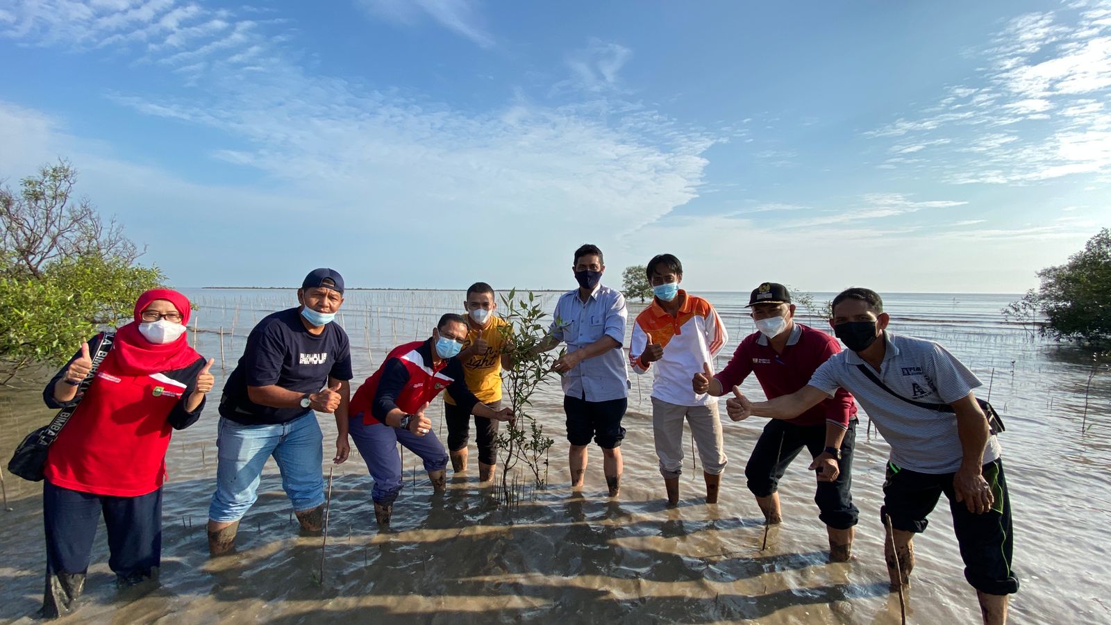 Menuju Riau Hijau,  Kepala DKP Bersama KMKLP Tanam Mangrove di Teluk Papal Bengkalis
