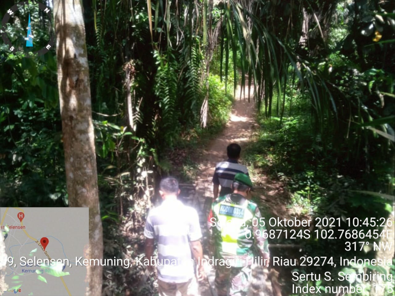 Keluar Masuk Kebun Bersama Warga, Babinsa 09/Kemuning Rutin Lakukan Patroli Karhutla