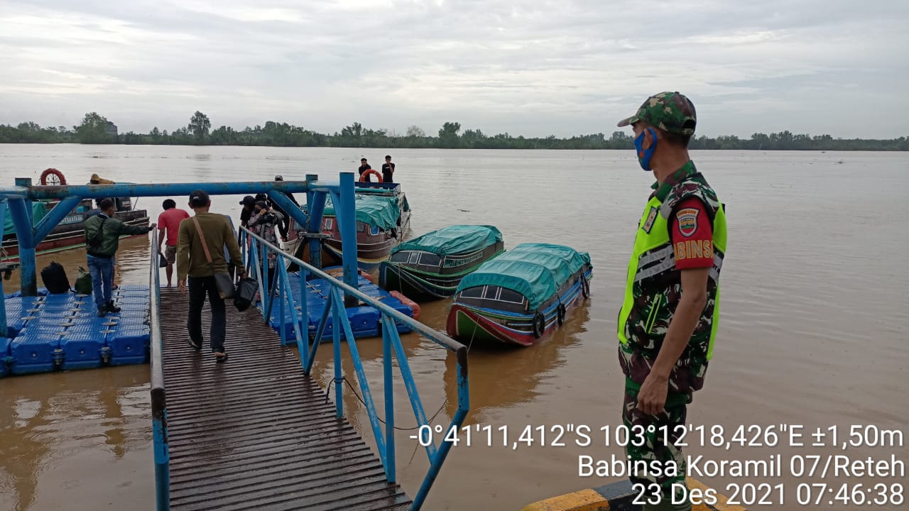 Secara Rutin Penegakan Protokol Kesehatan Dilakukan Babinsa di Reteh