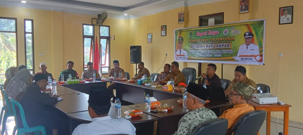 Babinsa Koramil 09/Komuning Lakukan Penimbunan Jalan Bersama Warga Binaan