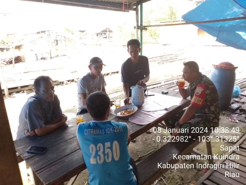 Babinsa Koramil 04/Kuindra Sampaikan Pesan Kepada Orang Tua Agar Dapat Melakukan Hal Yang Positif