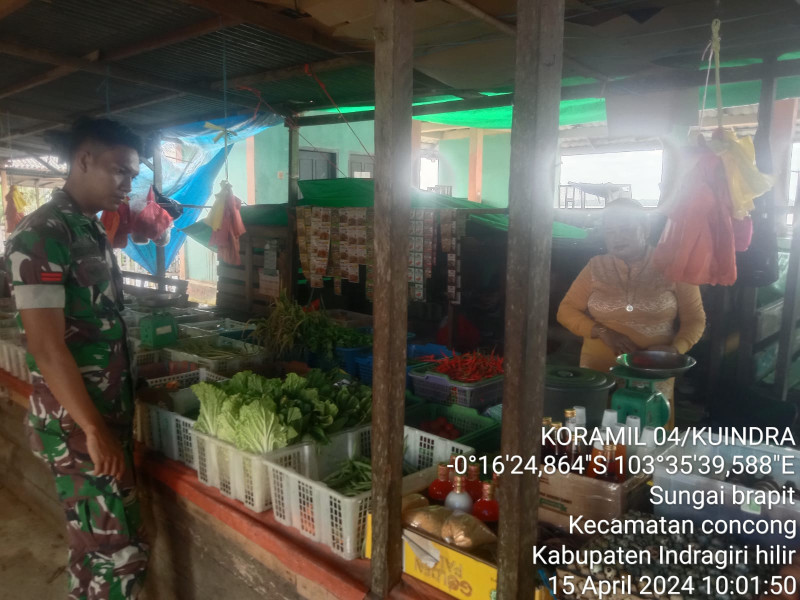 Babinsa Koramil 04/Kuindra Himbau Para Pedagang Untuk Tingkatkan Stok Hanpangan dan Harga Yang Relatif Stabil
