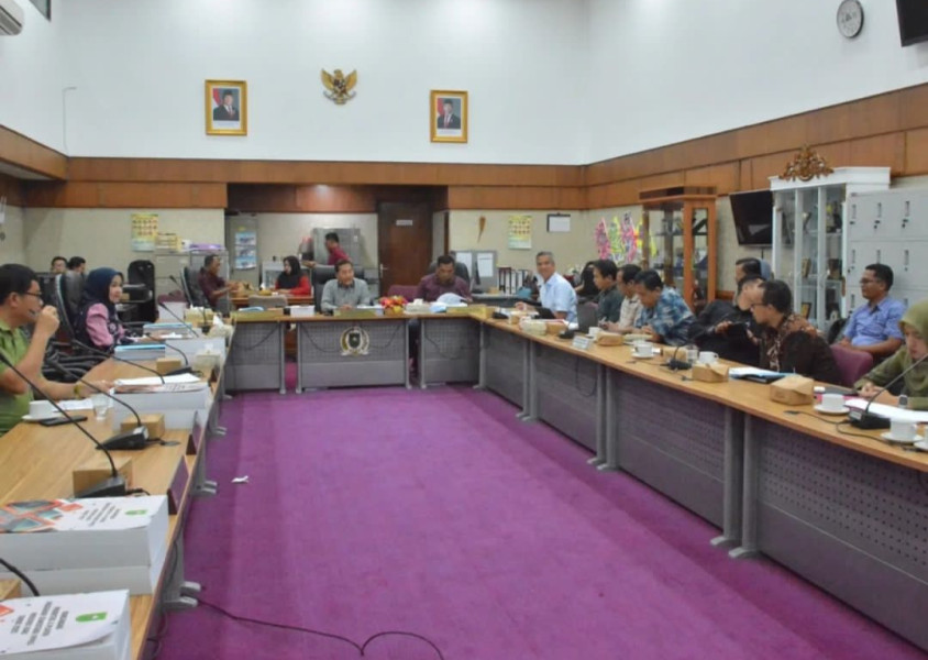 Komisi II DPRD Riau RDP dengan DPTPH