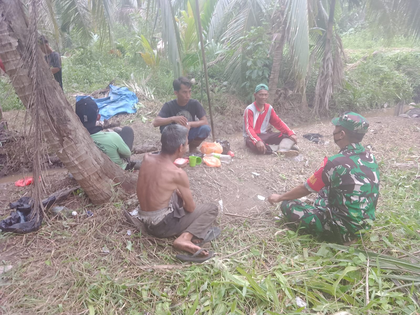 Ajak Para Petani Untuk Tidak Membuka Lahan Oleh Babinsa Koramil 04/Kuindra