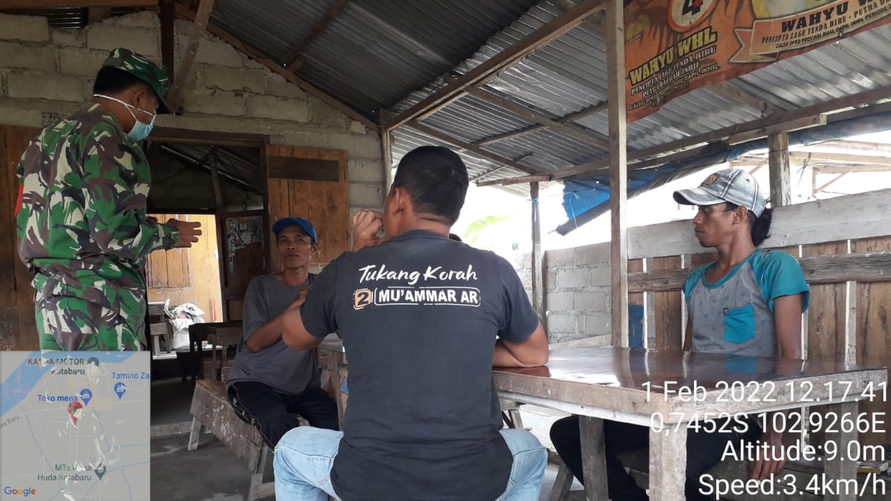 Babinsa Koramil 09/Kemuning Ajak Warga untuk Melakukan Vaksin