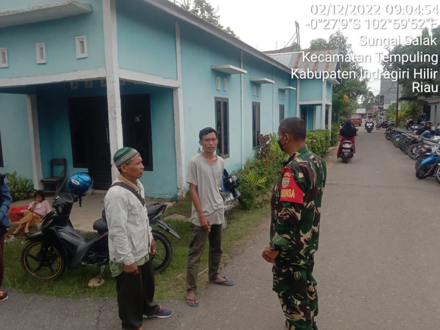 Babinsa 03/Tpl Komsos Dengan Juru Parkir Pasar Sungai Salak