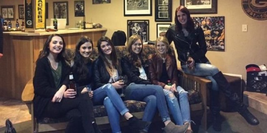 Aneh ! Ada enam wanita cantik dalam foto, tapi kakinya kok cuma lima?