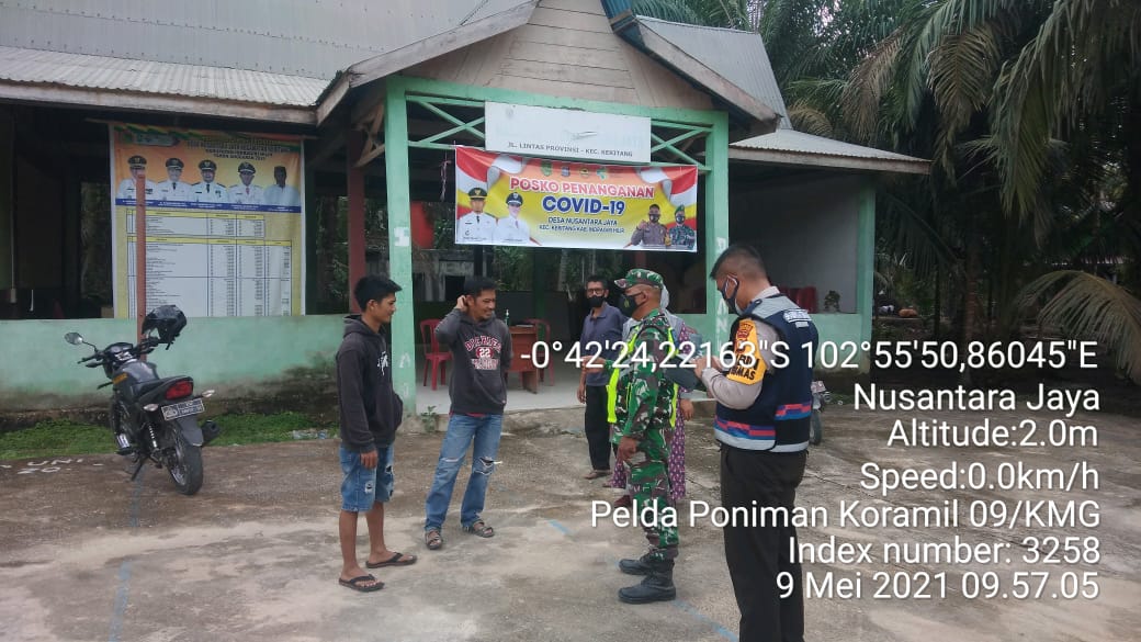 Babinsa Desa Nusantara Jaya Lakukan Penegakan Protkes di Posko PPKM Mikro
