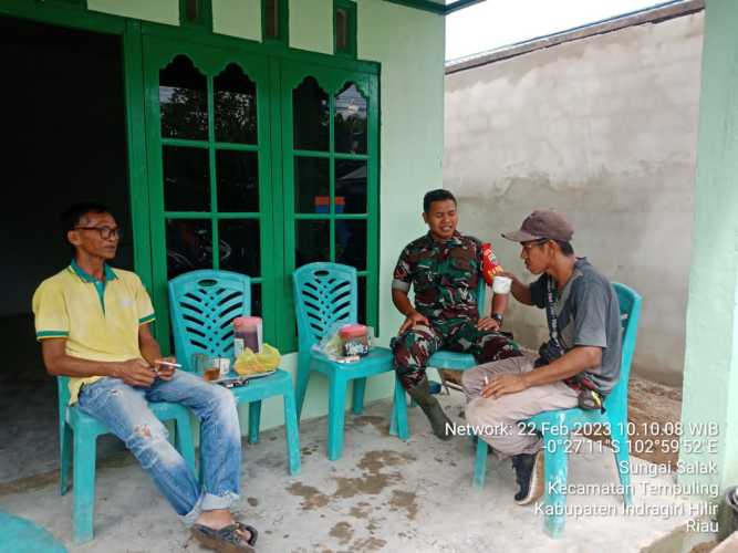 Sambil Nikmati Kopi Dan Kue, Babinsa Koramil 03/Tpl Laksanakan Komsos Dengan Warga