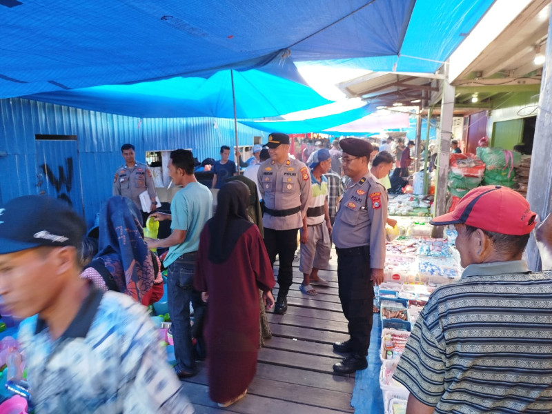 Kapolsek Gaung Anak Serka Pimpin Patroli Jalan Kaki di Pasar Teluk Pinang,Untuk Wujudkan Harkamtibmas Yang Kondusif