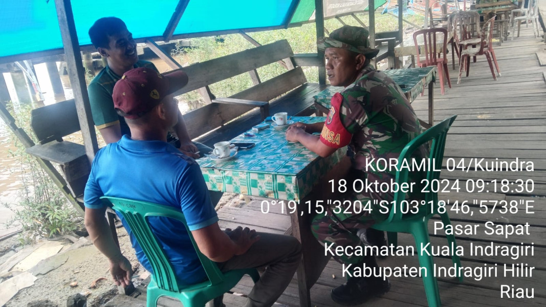 Bersama Masyarakat, Babinsa Koramil 04/Kuindra Ciptakan Kerukunan Antar Sesama Melalui Komsos