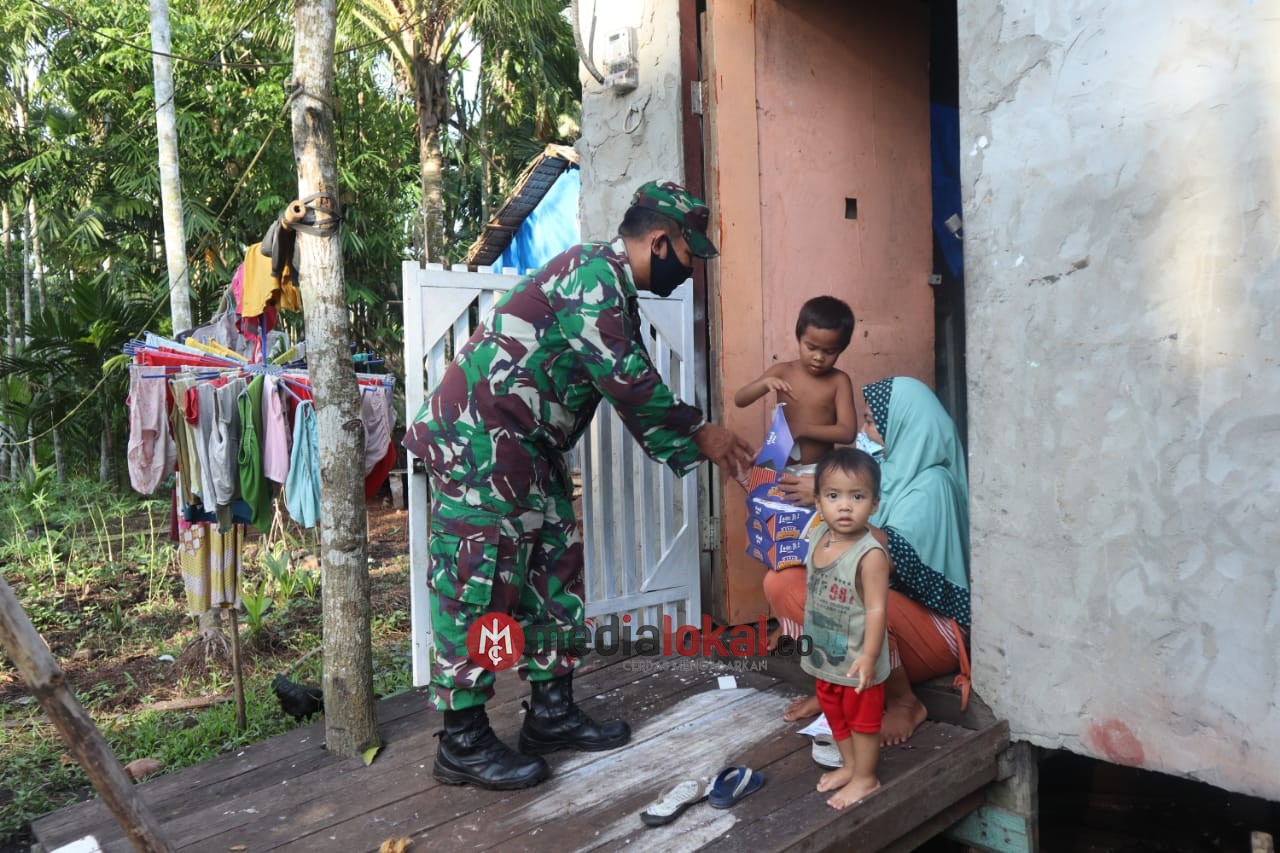 'Dor to Dor', Personil Kodim 0314/Inhil Sasar Bantuan untuk Warga Kurang Mampu di Sungai Beringin