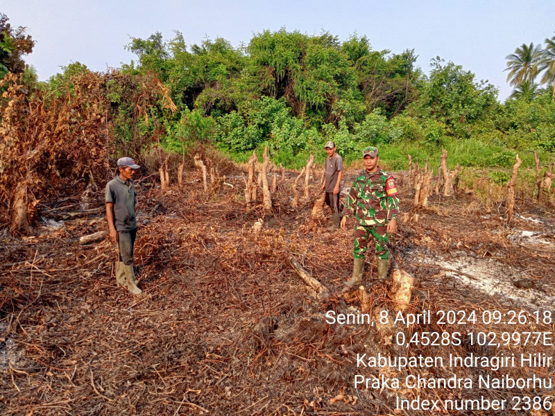 Dalam Kondisi Berpuasa, Babinsa 03/Tpl Tetap Ajak Warga Patroli Karhutla di Binaan