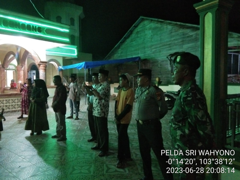 Dengan Pelepasan Pawai Malam Takbiran, Danpos Concong Koramil 04/Kdr Bersama Forkopimcam Ciptakan Keamanan