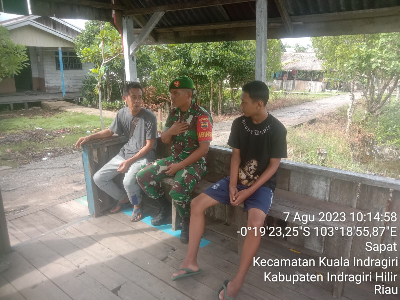 Melalui Komsos, Kedekatan dan Kebersamaan Babinsa Koramil 04/Kuindra Dengan Warga