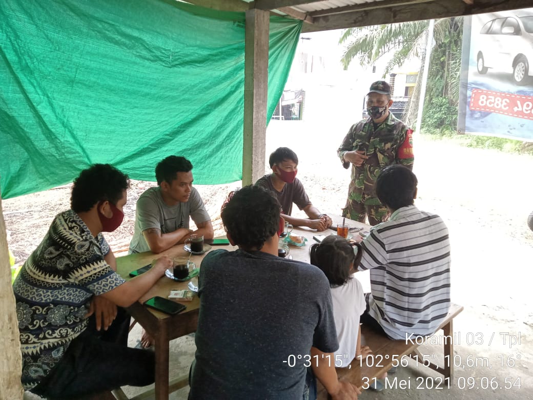Melalui Komsos, Babinsa 03/Tempuling Ingatkan Pemuda Pentingnya Patuhi Protokol Kesehatan   