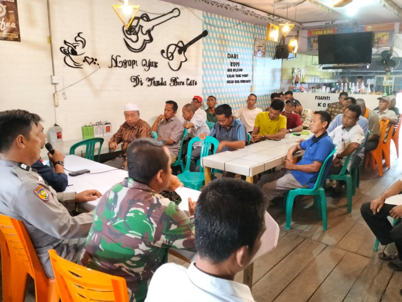 Babinsa 05/Gas Sertu Guntur Melaksanakan Kegiatan Komsos Bersama Masyarakat Desa di Wilayah Binaannya