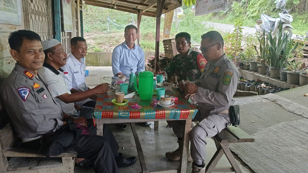 Jalin Silaturahmi Bersama Babinsa Koramil 09/Kmg Dengan Masyarakat Melalui Komsos