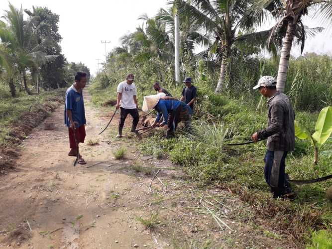 Babinsa Koramil 04/Kuindra Membantu Warga Perbaiki Jalan Yang Rusak