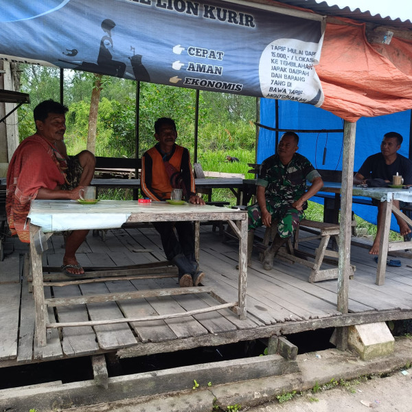 Babinsa Koramil 05/Gas Serda Rudi Hartono Komsos  Di Desa Teluk Sungka dan Berikan Semangat Serta Motivasi