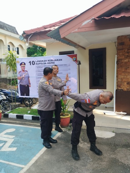 Kapolsek Skupang Pimpin Latihan Beladiri Polri Tingkatkan Kemampuan Personil Untuk Keamanan Masyarakat Kapolsek Skupang Pimpin Latihan Beladiri Polri Tingkatkan Kemampuan Personil Untuk Keamanan Masyarakat