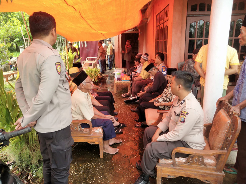 Personil Polsek Gaung Hadiri Takziah di Rumah Warga Yang Meninggal Dunia