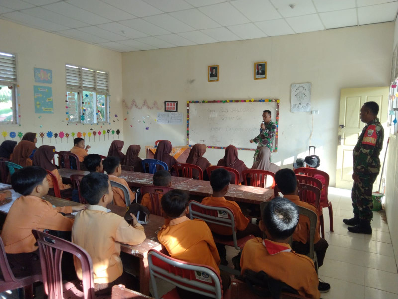 Danramil 07/Reteh Berikan Pengajaran Kebangsaan di SD