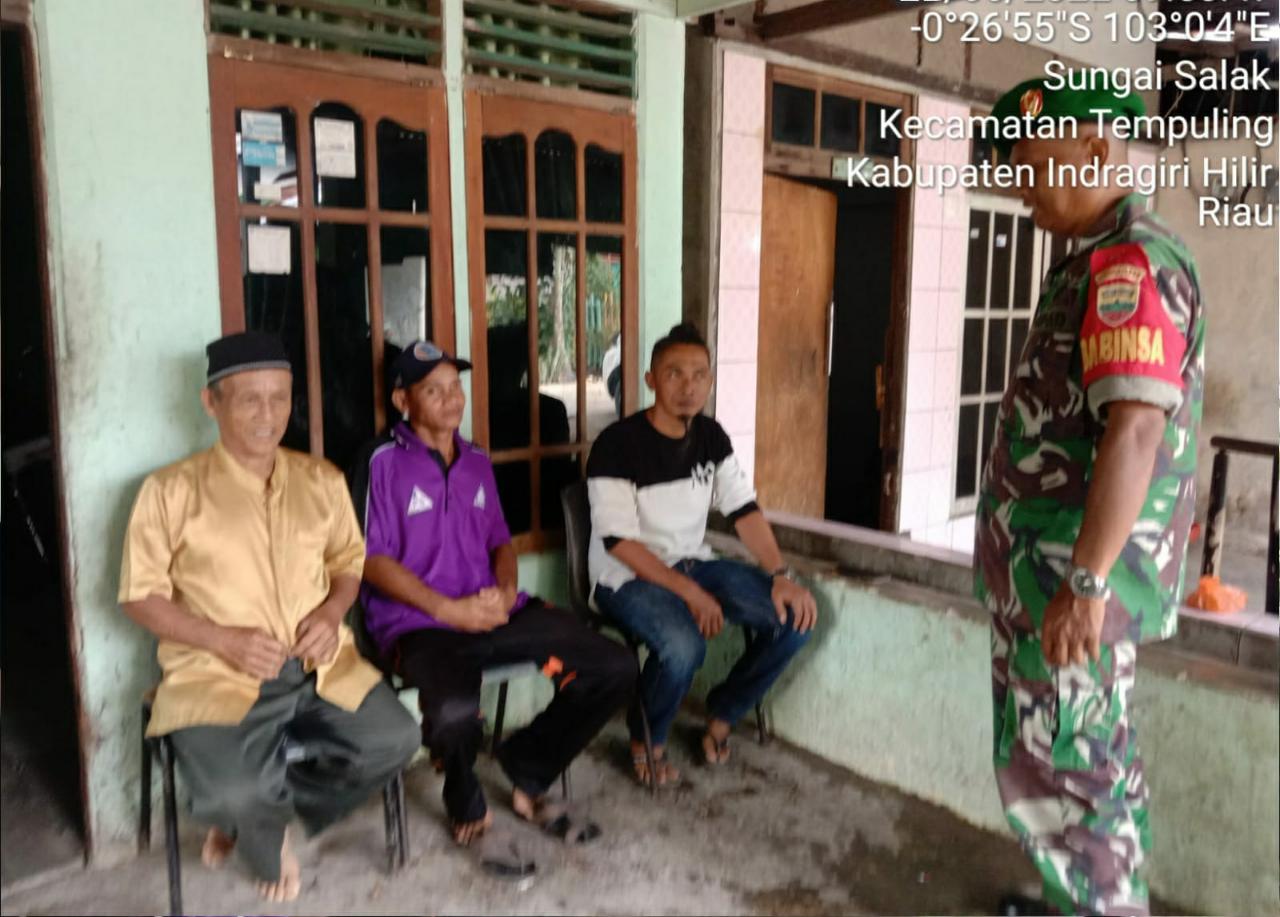 Komsos, Babinsa 03/Tempuling Sambangi Rumah Tokoh Masyarakat