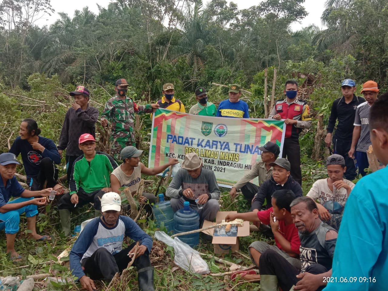 Babinsa Koramil 09/Kemuning Goro Bersihkan Lahan Padat Karya di Desa Limau Manis