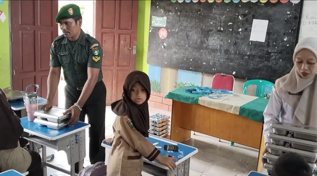 Dukung Makan Bergizi di Desa Lintas Utara, Babinsa Tekankan Pentingnya Gizi Seimbang