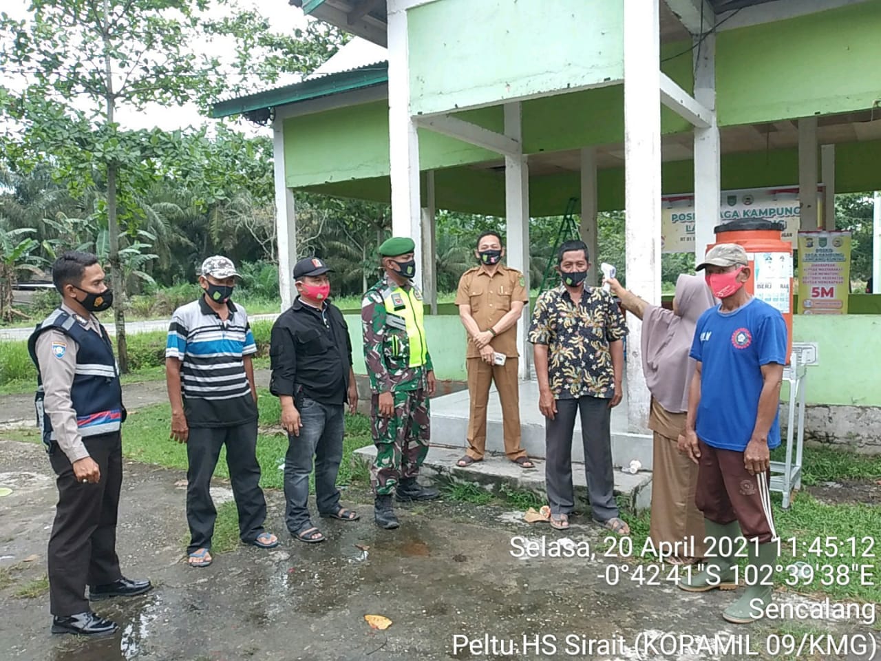 Babinsa Koramil 09/Kemuning Lakukan Operasi Masker Bersama Posko Ppkm Mikro di Petalongan