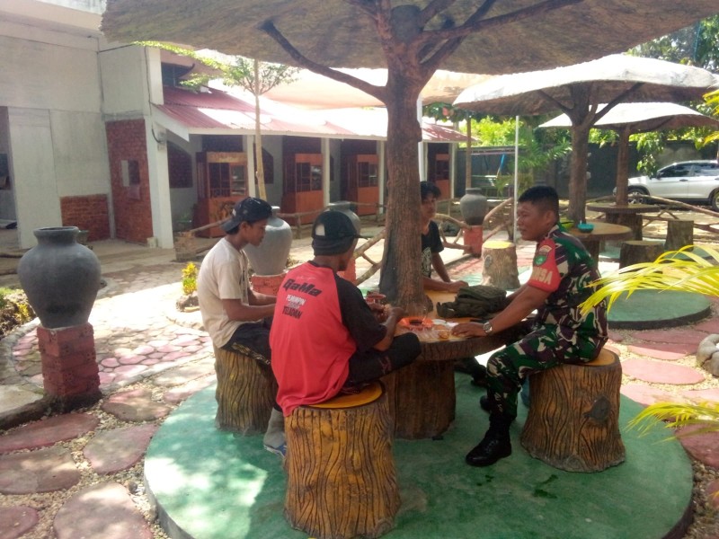 Hari Libur Tidak Berarti Berhenti Berjasa: Babinsa Sertu Wisnu Hartono Laksanakan Komsos ke Desa Binaan