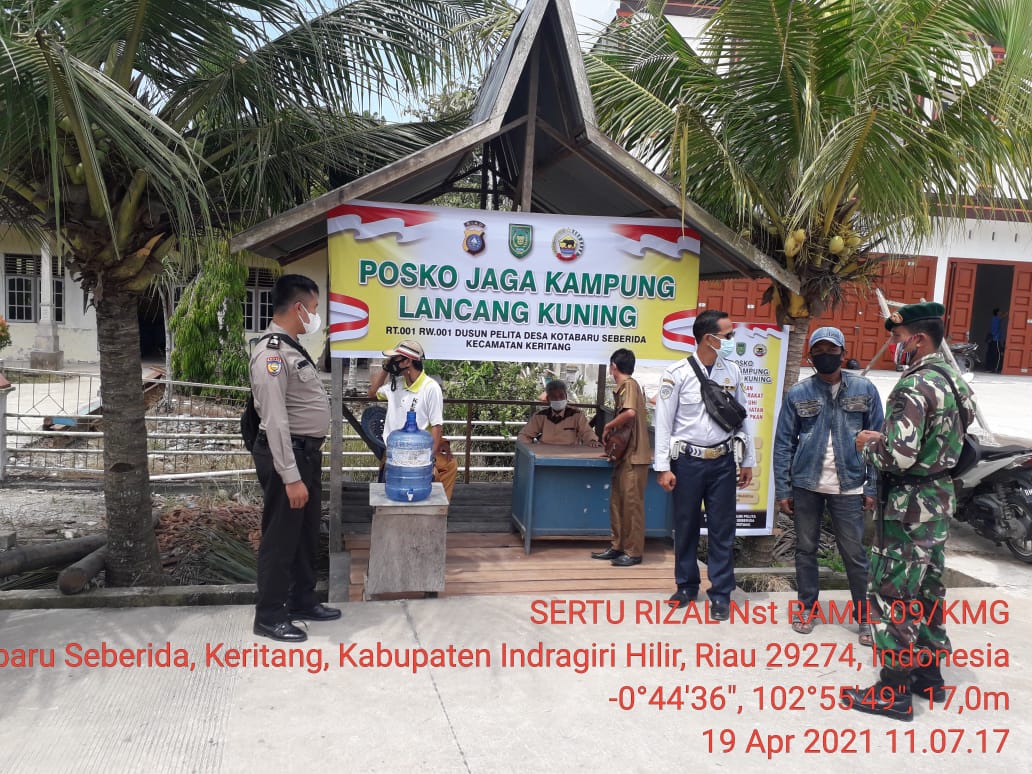 Babinsa Koramil 09/Kemuning Lakukan Operasi Masker Bersama Posko Ppkm Mikro di Kota Baru