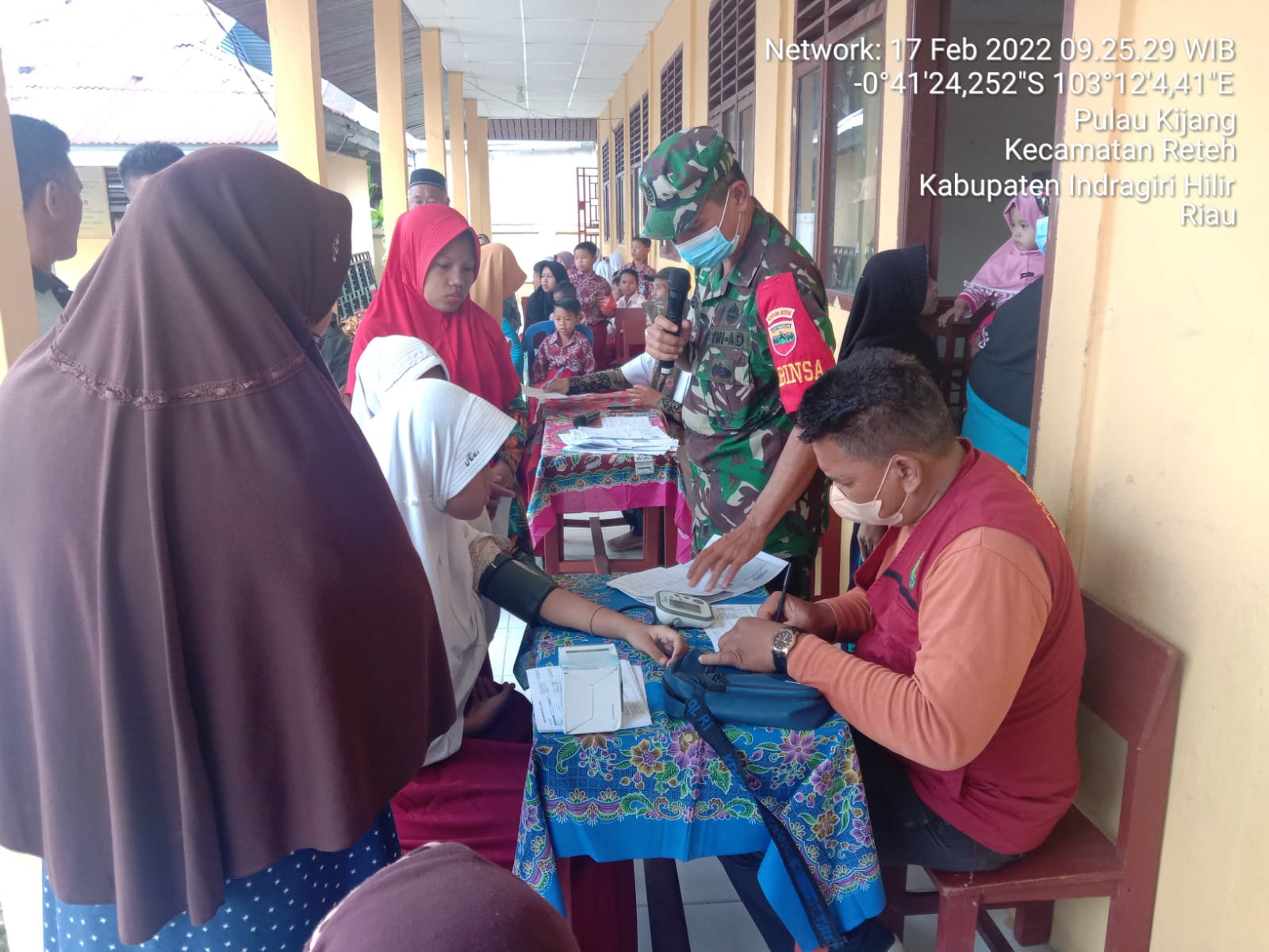 Untuk Mencegah Penularan Covid-19, Babinsa Koramil 07/Reteh Lakukan Pelaksanaan Vaksinasi