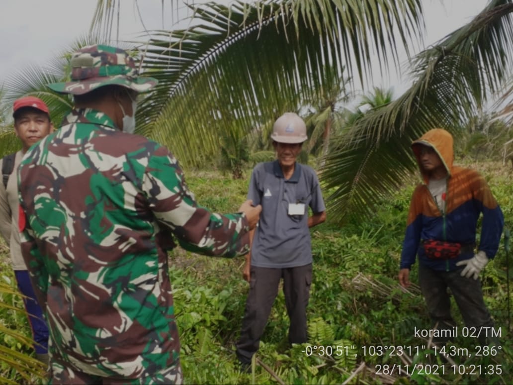 Sertu P Siregar Melakukan Patroli dan Sosialisasi Karhutla