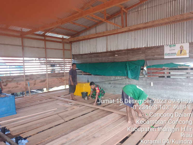 Ciptakan Kekompakan dan Kebersamaan, Babinsa Koramil 04/Kuindra Giat Goro Untuk Pembuatan Gedung Olahraga Badminton