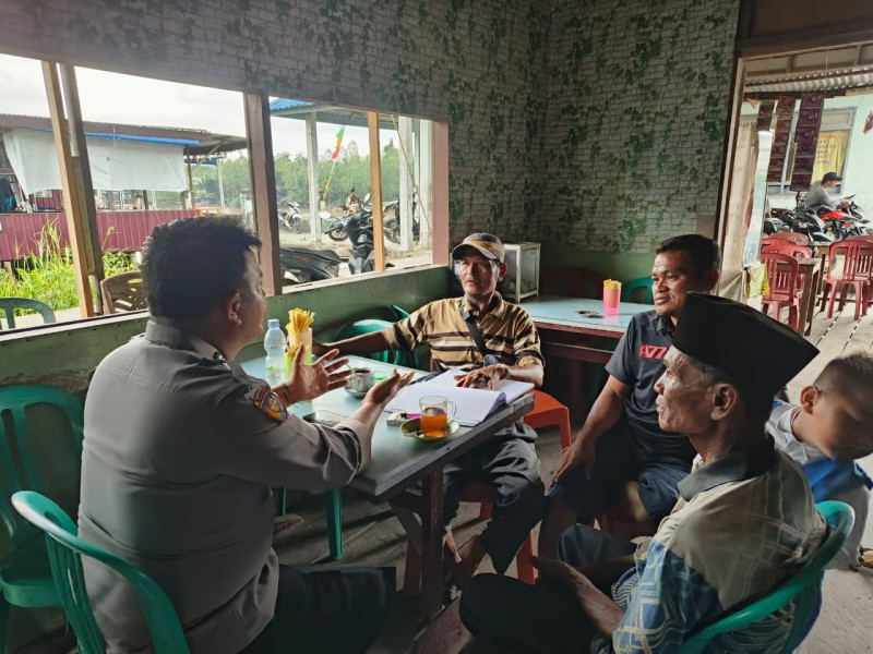 Kunjungi Warga, Bhabinkamtibmas Desa Kuala Gaung Sosialisasi Pilkada Aman