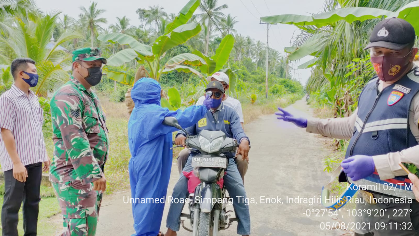 Babinsa 02/Tanah Merah Bersama Bhabinkamtibmas Lakukan PPKM Skala Mikro