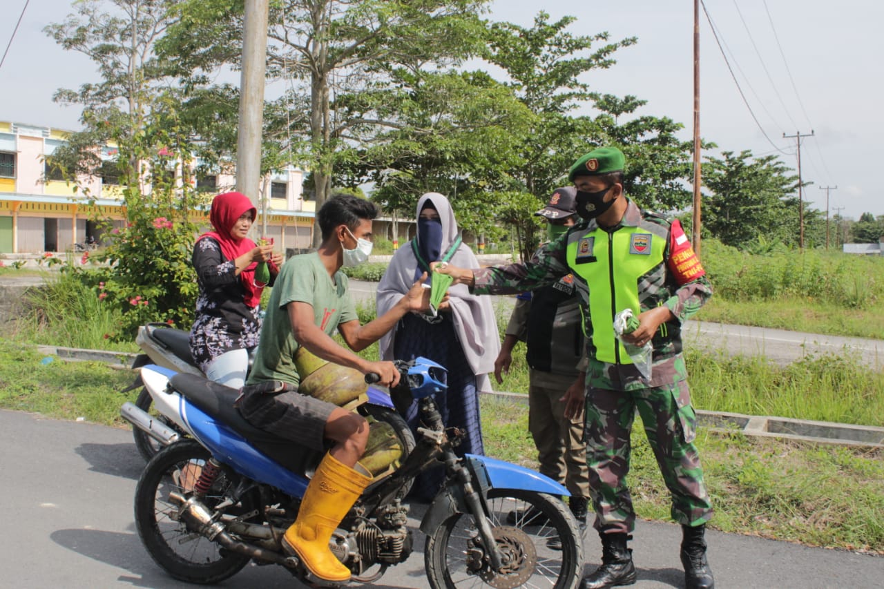 TNI-Polri dan Satpol PP Laksanakan Penegakan Disiplin Prokes di Pasar Tradisional Belantik Raya