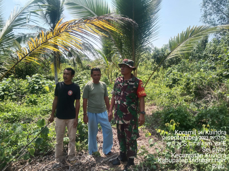 Peduli Terhadap Lahan dan Hutan, Babinsa Koramil 04/Kuindra Terus Telusuri Bersama Warga