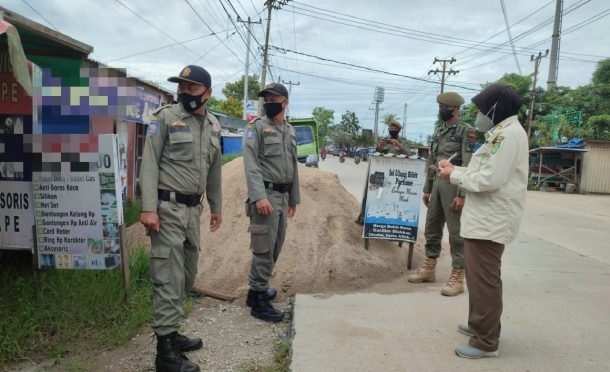 Satpol PP Inhil Tegur Pemilik Bahan Material yang Numpuk di Jalan