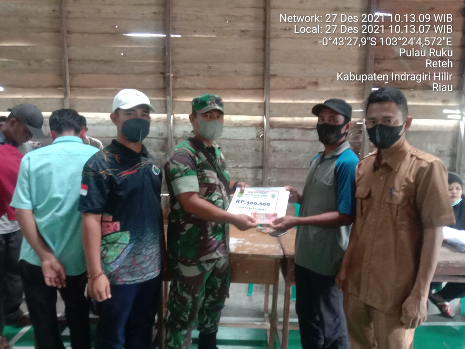 Babinsa 07/Reteh Dampingi Penyaluran BLT di Desa Pulau Ruku