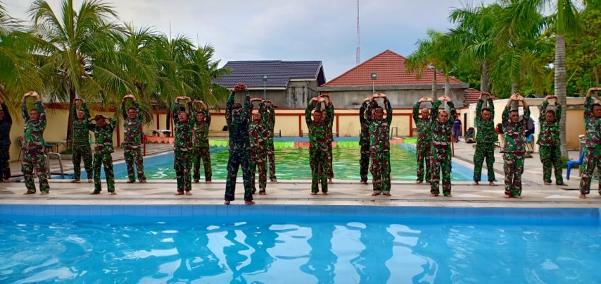 Kodim 0314/Inhil Lakukan Latihan Renang Militer yang Harus Mampu Dilaksanakan Setiap Prajurit