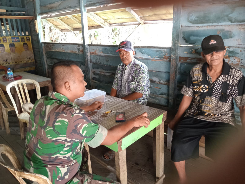 Babinsa Serka Ferry Barus Tingkatkan Keamanan Di Desa Guna Demi Kenyamanan Bersama