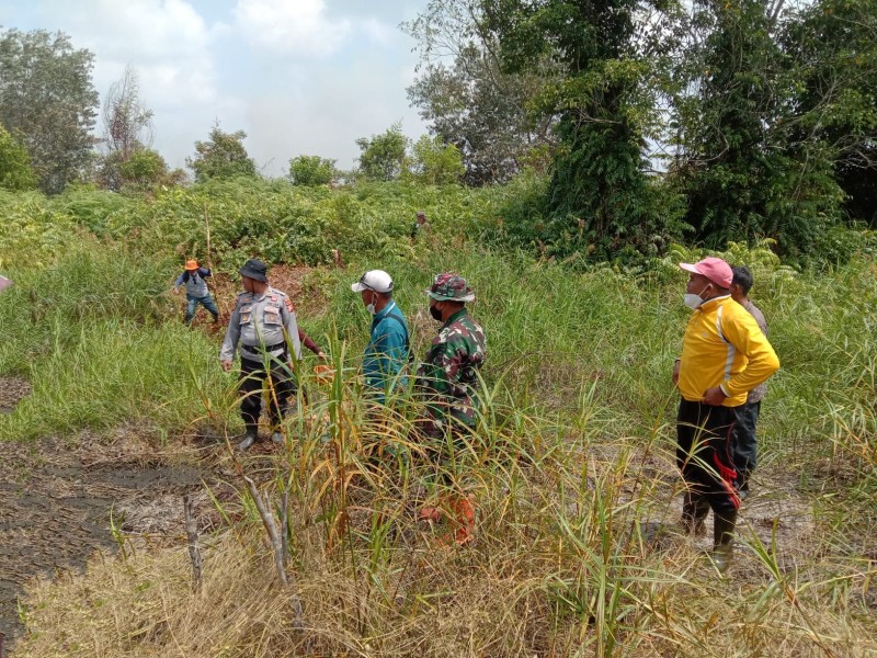 Babinsa Koramil 03/Tpl dan Warga Desa Harapan Jaya Bersinergi dalam Patroli dan Sosialisasi Karlahut