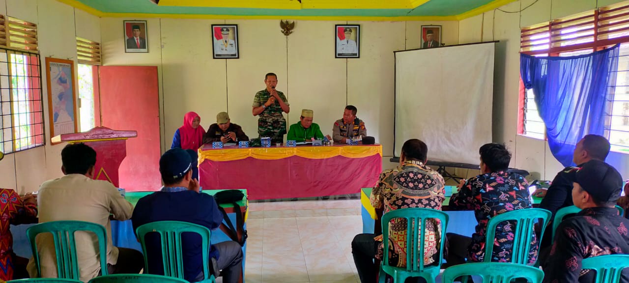 Menjelang Menyambut Tahun Baru, Danramil 07/Reteh Bersama Warga Lakukan Rapat dan Evaluasi Kegiatan